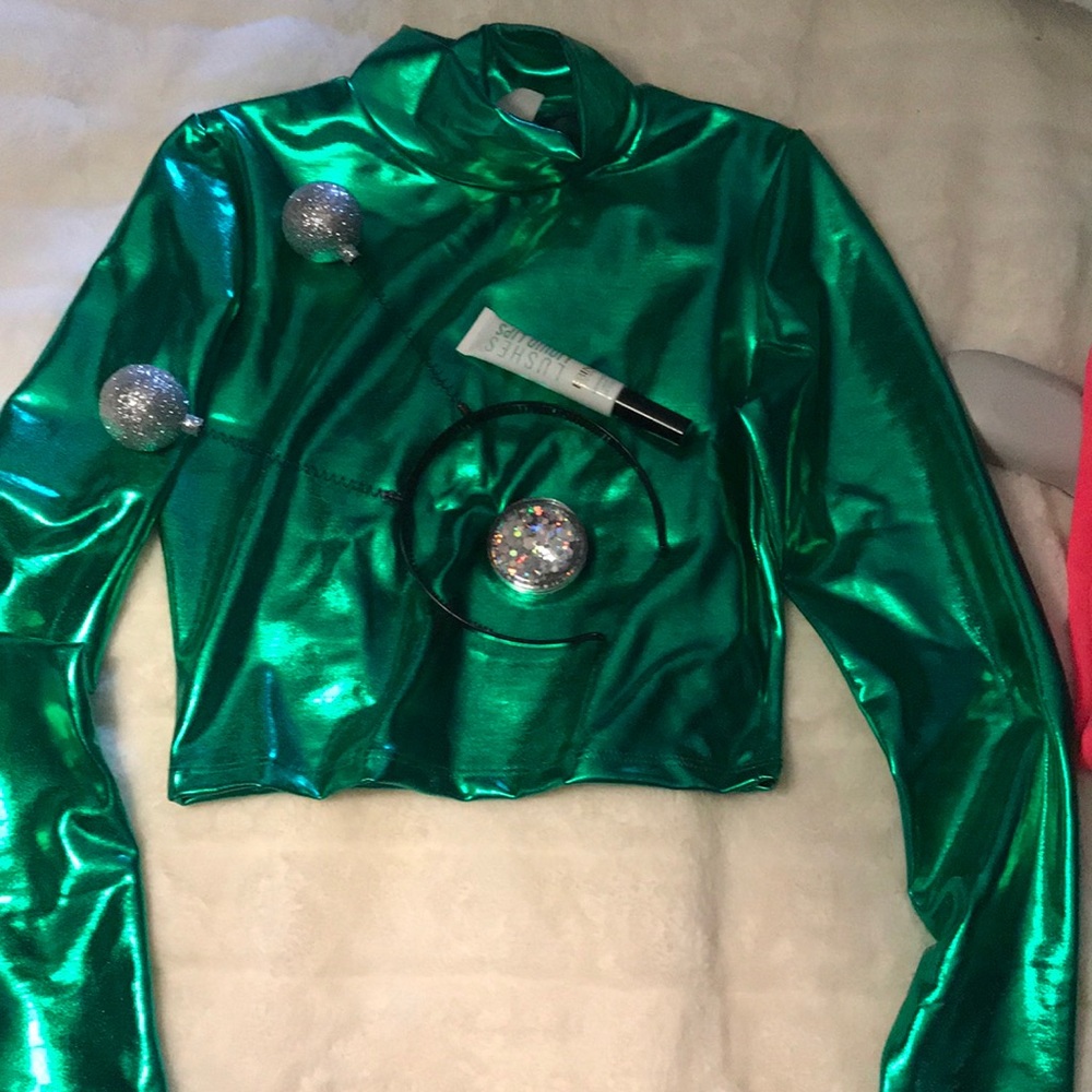 Alien Halloween costume. Fits a size small